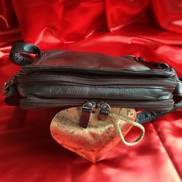 Vintage Perlina Leather Crossbody Handbag - Picture 4 of 9